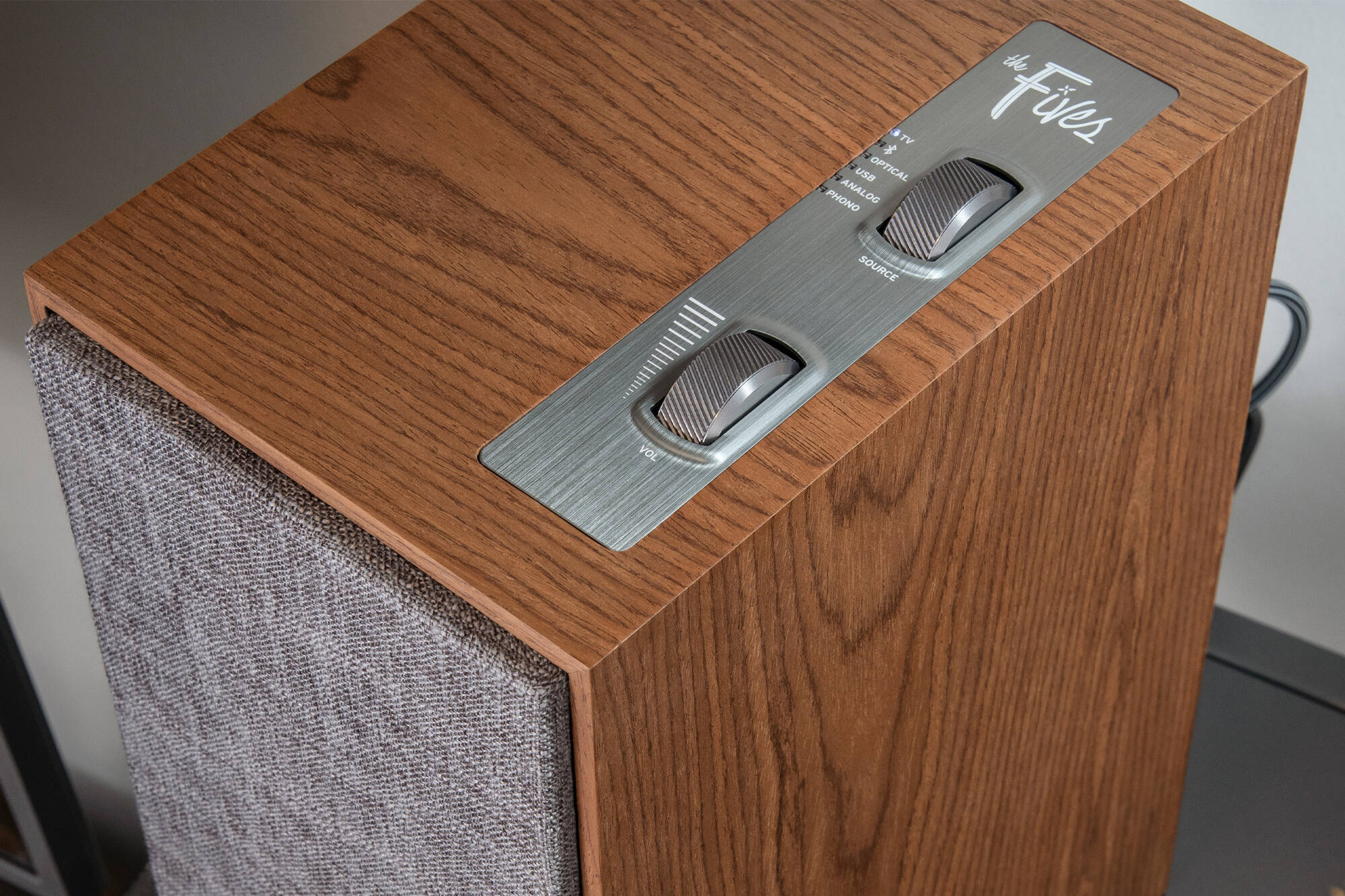 Klipsch the fives powered speakers wood material