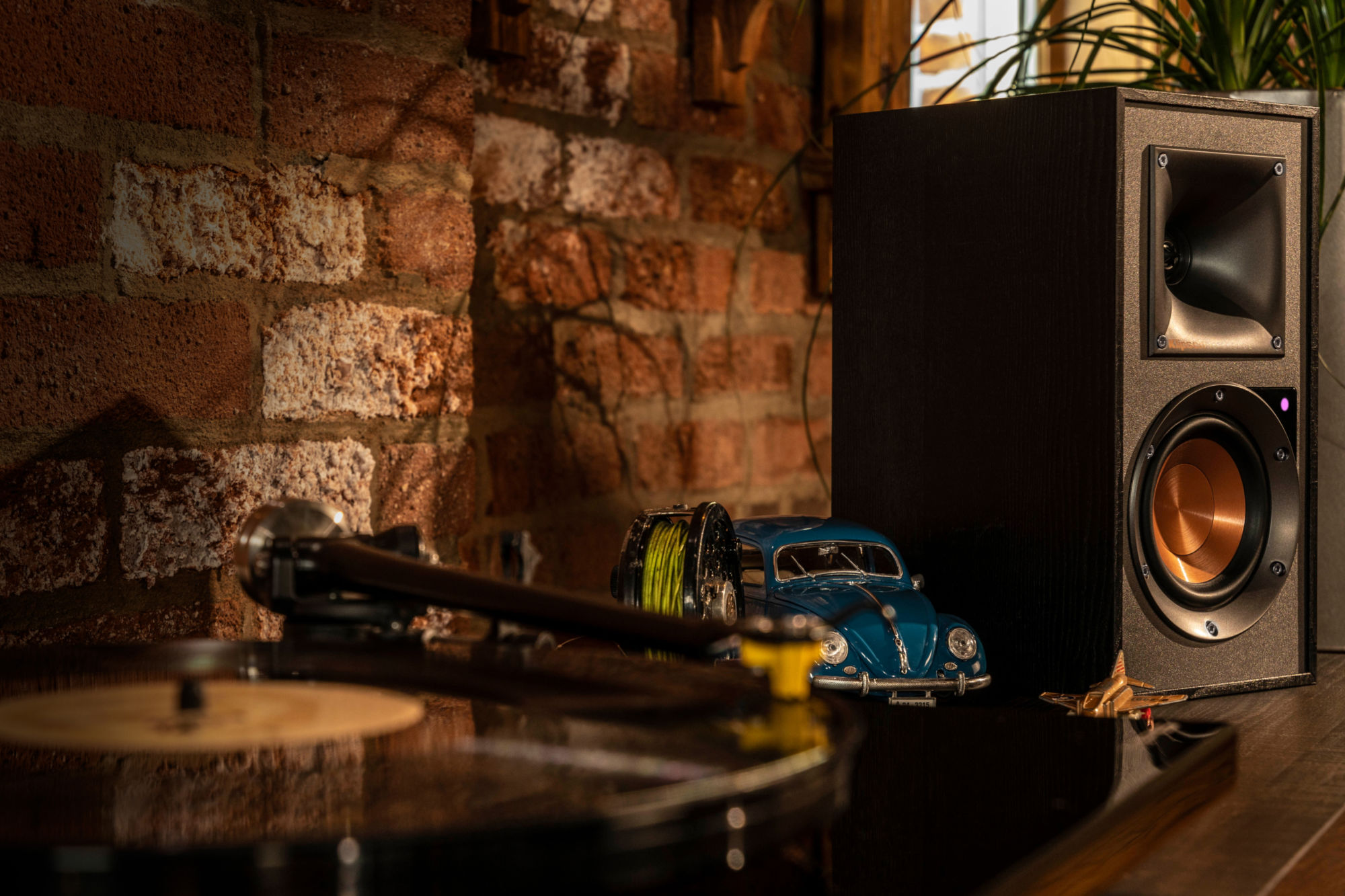 Reference Powered Speaker vedle vinylového gramofonu